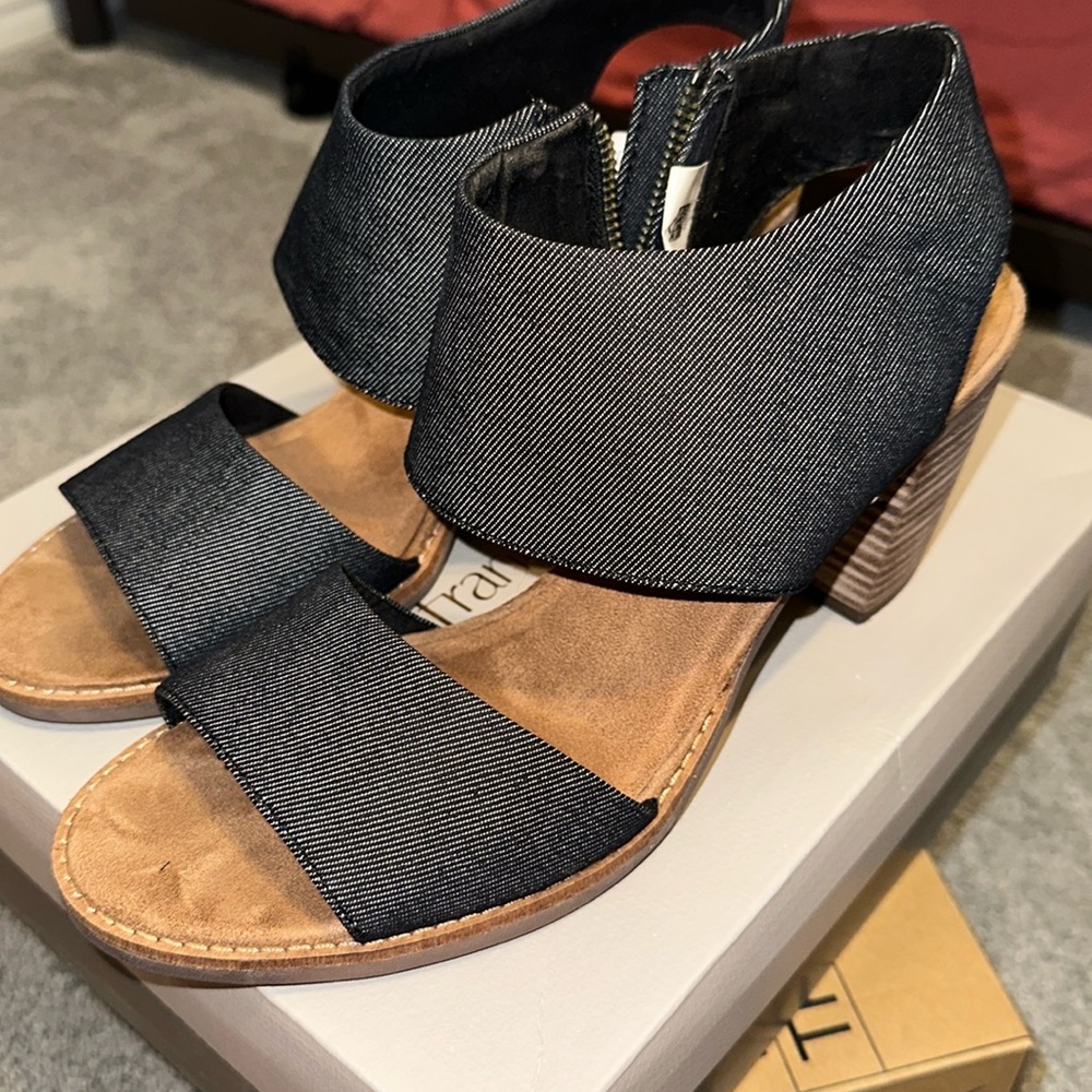 Ladies TOMS Majorca cutout shoe size 10